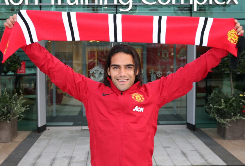 　　曼聯毫無疑問是英超第一花錢大戶，新賽季至今仍未嘗勝績的紅魔在相繼簽下盧克-肖、埃雷拉、羅霍、迪馬利亞、布林德和法爾考等多個大牌引援后，總投入高達1.53億，而在清洗香川真司、埃弗拉、布特納和貝貝等10余名冗員后，曼聯僅回收3120萬英鎊， 這使得其凈投入達到1.22億英鎊！