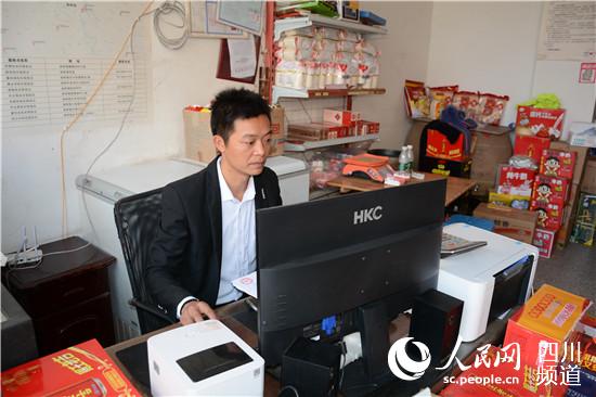 黃勉查看貨物運輸情況。胡未攝