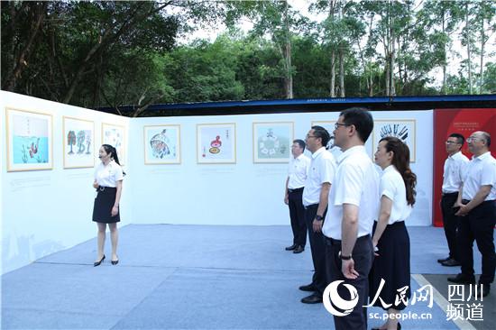 參觀主題漫畫展。何倩攝