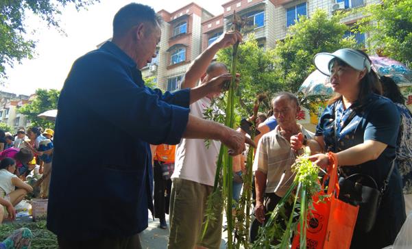 走過德昌端午藥市：中藥與粽子齊香