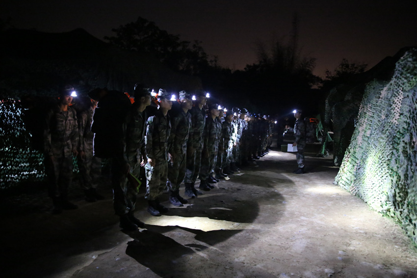四川瀘縣發生6.0級地震,陸軍第77集團軍某工兵旅迅速做好出動準備。陸軍第77集團軍供圖
