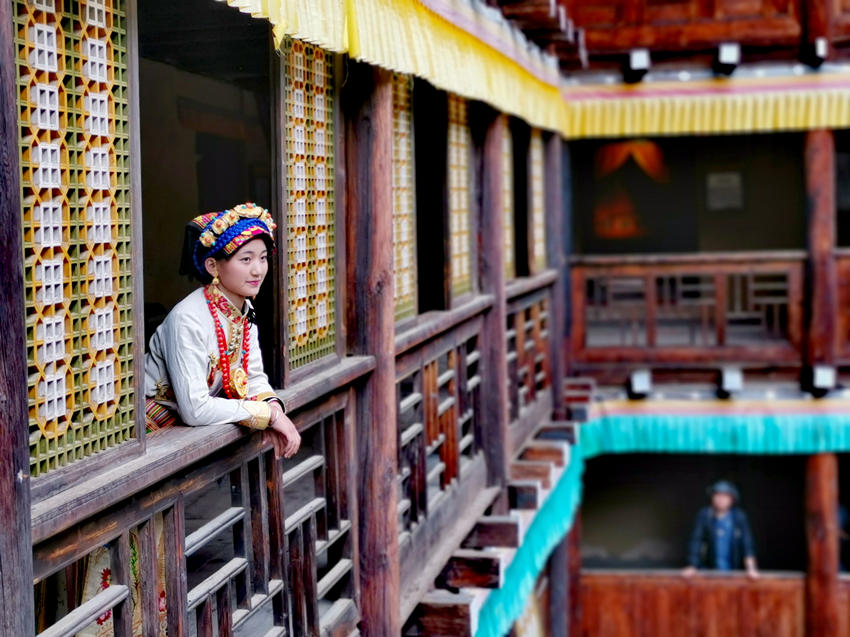 一位游客在卓克基土司官寨。馬爾康市委宣傳部供圖