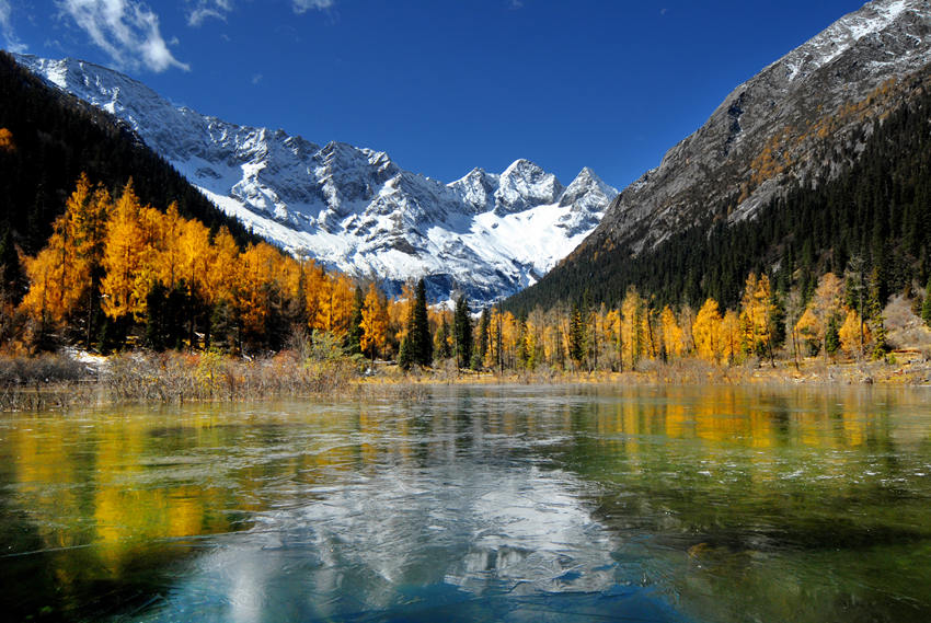 娜姆湖。達古冰川景區管理局供圖
