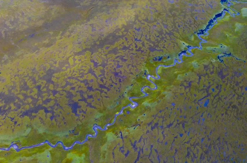 流經草原的河流。壤塘縣委宣傳部供圖