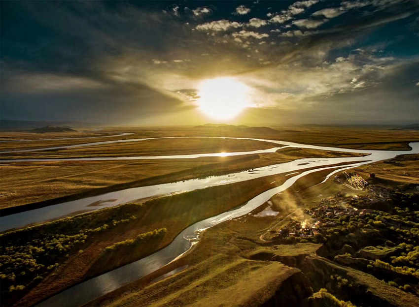 云開日出下的第一灣。若爾蓋縣委宣傳部供圖