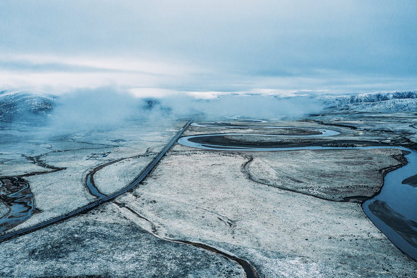 途徑草原的國道公路。紅原縣文體旅局供圖