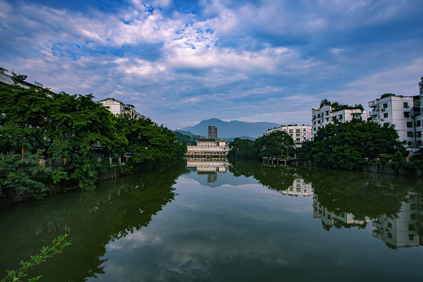 綠水環繞的沐川縣城。樂山市沐川生態環境局供圖