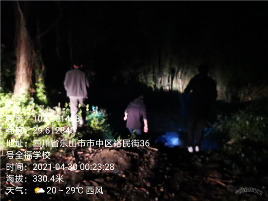 夜色中，樂山市市中區生態環境局的執法人員悄悄來到泥溪河一家排污企業附近。樂山市市中區生態環境局供圖