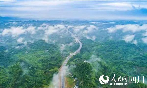 云霧繚繞的沐川。楊壽先攝