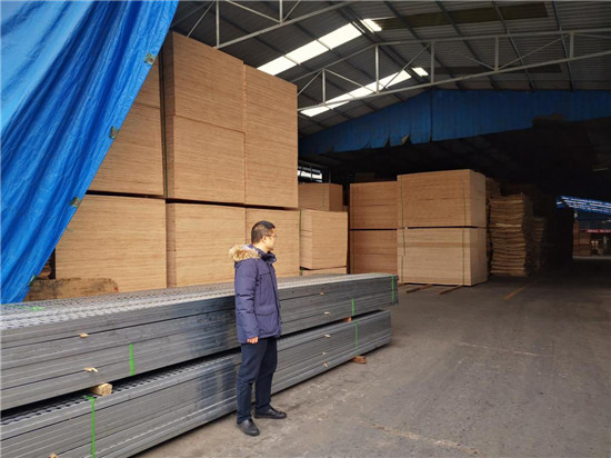 檢查督促企業落實重污染天氣預警期間停產限產措施。樂山市中區生態環境局供圖