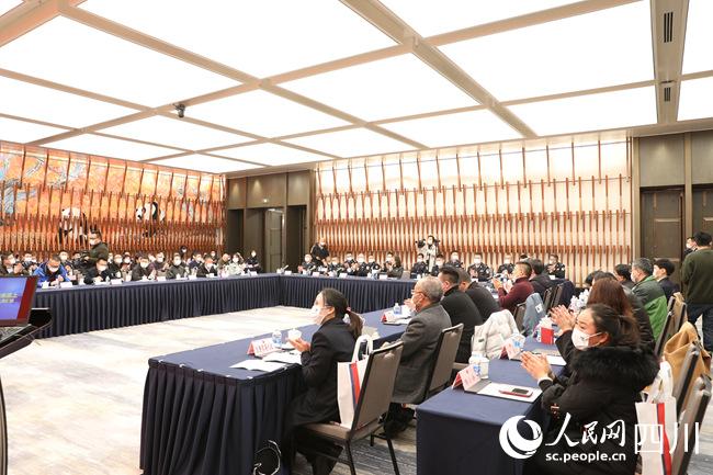 圖為懇談會現場。人民網 王波攝