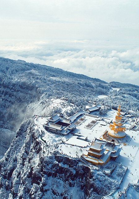峨眉山新年換“新裝” 游客盡享冰雪樂趣
