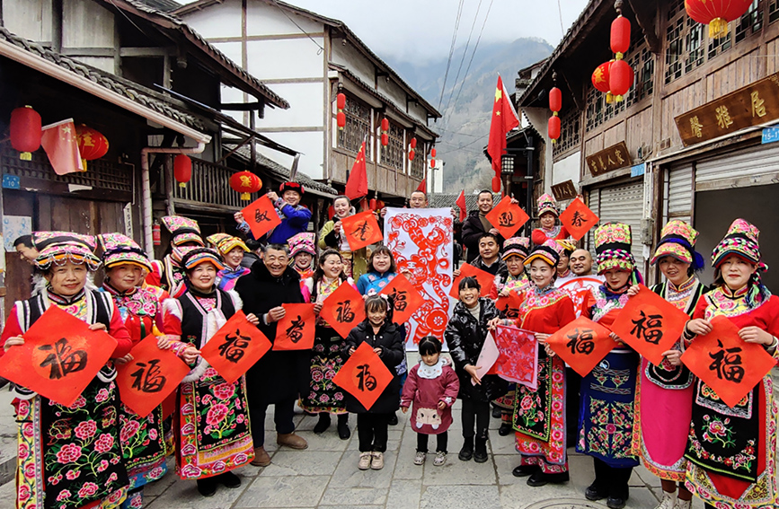 包餃子 剪金虎 三族同胞齊迎新春