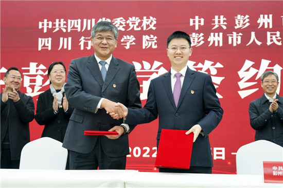 李新、陳茂祿作為雙方代表進行簽約。彭州市委宣傳部供圖