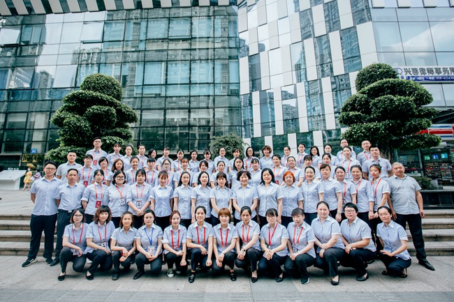 成都市金牛區行政審批局全體女性干部職工全身心投入服務企業群眾最前沿。