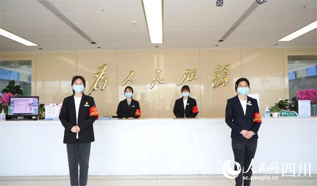 設立微笑引導員服務崗。新津區行政審批局供圖