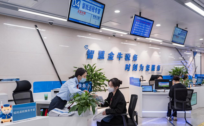 市民在智慧辦稅服務廳辦理業務。金牛區委宣傳部供圖