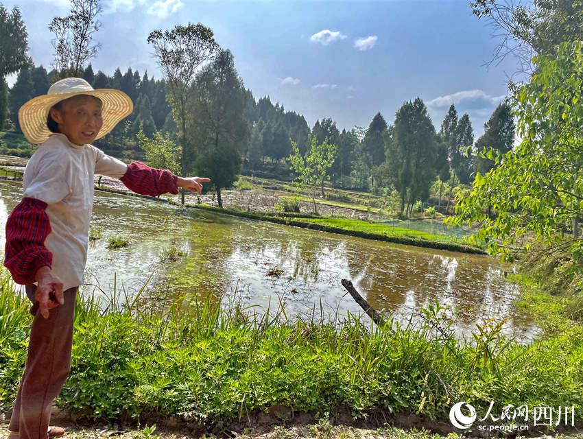 村民介紹在這里有人摔傷。人民網記者 李平攝