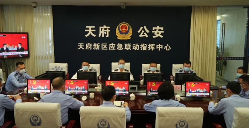 收看成都市第十四次黨代會開幕式。成都市公安局天府新區分局供圖