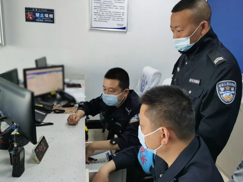 收看成都市第十四次黨代會開幕式。成都市公安局天府新區分局供圖