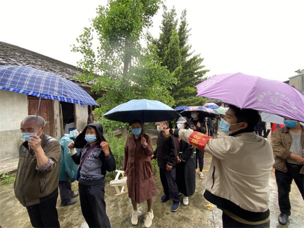 “馳援木城抗疫先鋒隊”開展疫情防控宣傳。夾江縣生態環境局供圖
