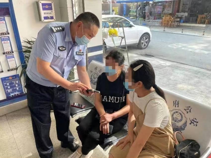 民警勸說。成都市公安局天府新區分局供圖