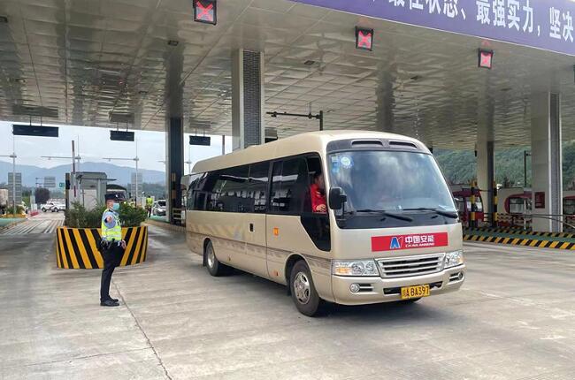 公安交警已在雅安多功收費站開辟綠色通道。四川省公安廳交警總隊供圖