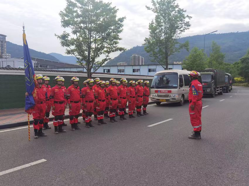 集結隊伍。中國安能供圖