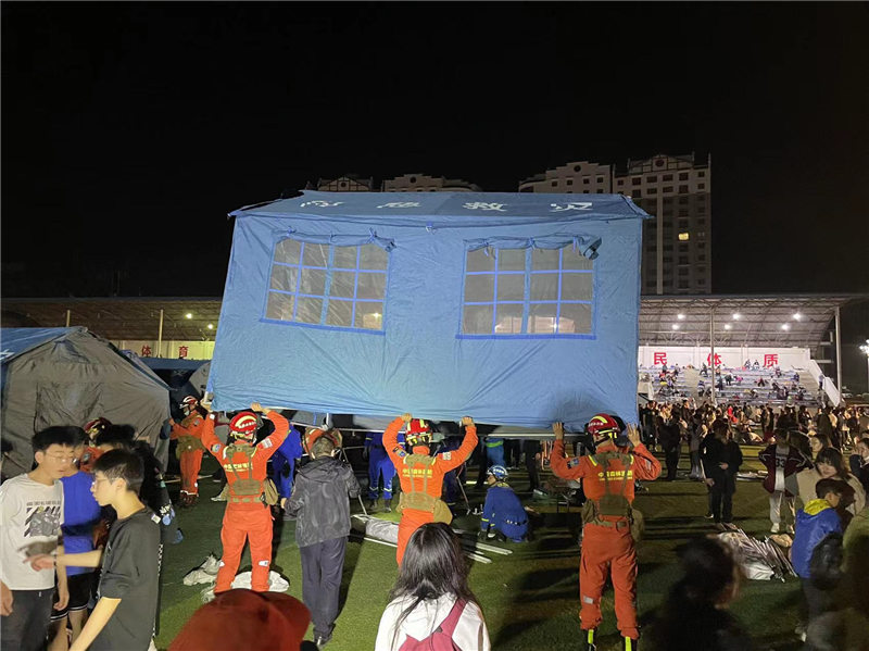 森林消防官兵在搭帳篷。侯杰攝