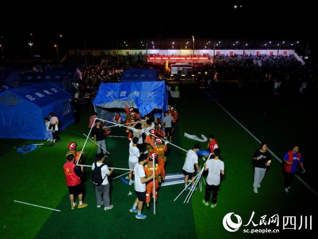 四川森林消防總隊為雅安受災群眾搭建帳篷。程雪力攝