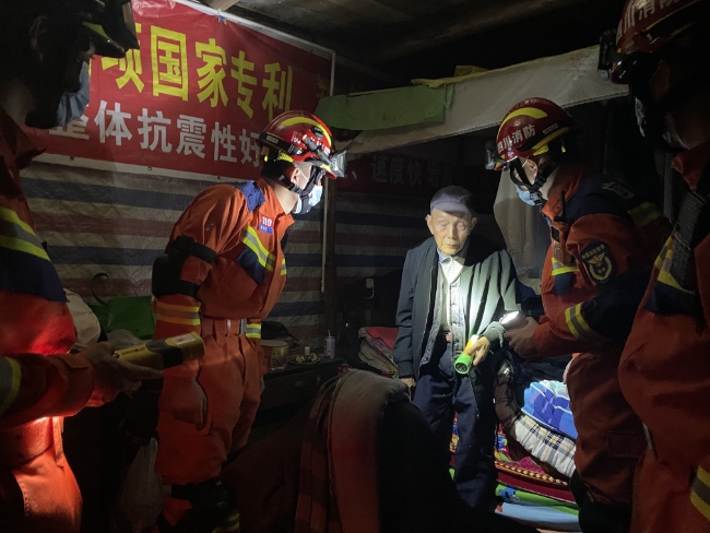 轉移受災群眾。四川省消防救援總隊供圖