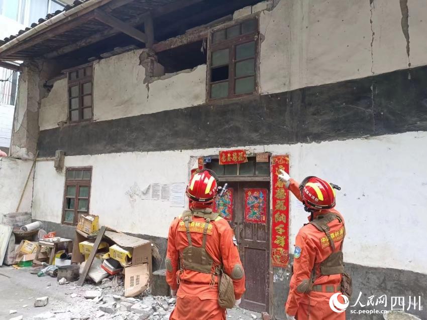 四川森林消防總隊走村串戶搜救人員、排查險情。曾鵬攝