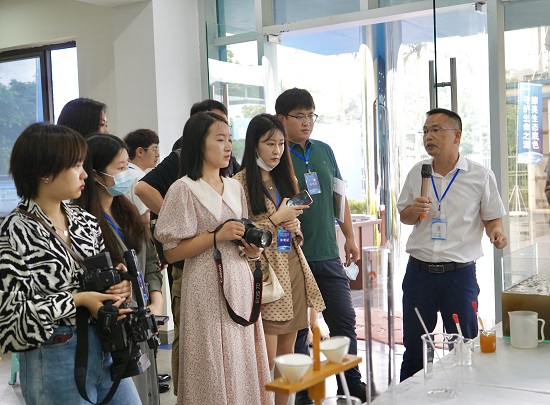 代表們體驗凈水環節。海天水務集團股份公司供圖