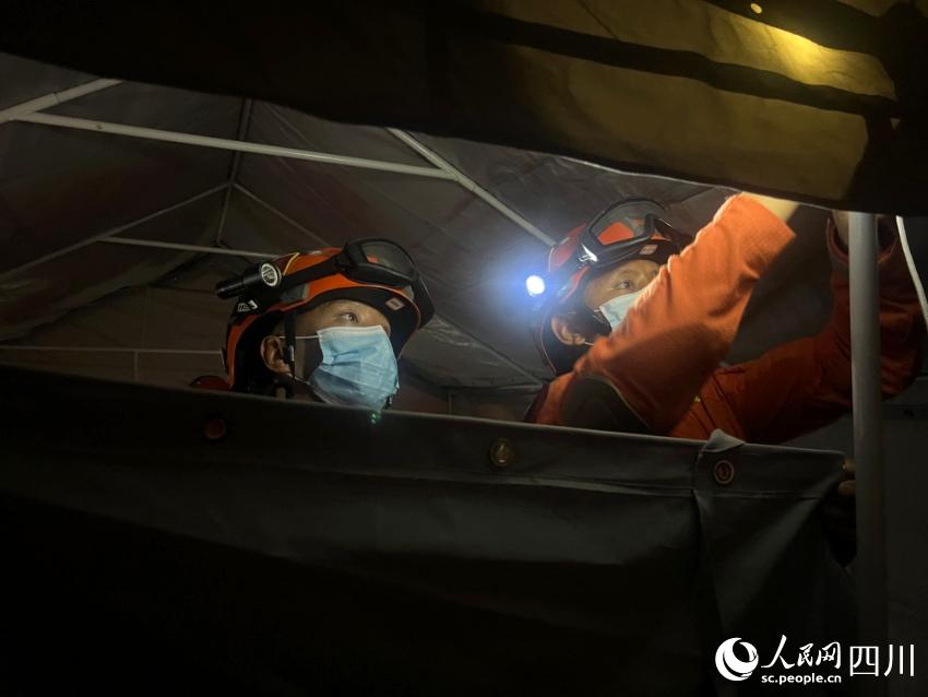 幫助當地群眾搭建帳篷。樊文淵攝