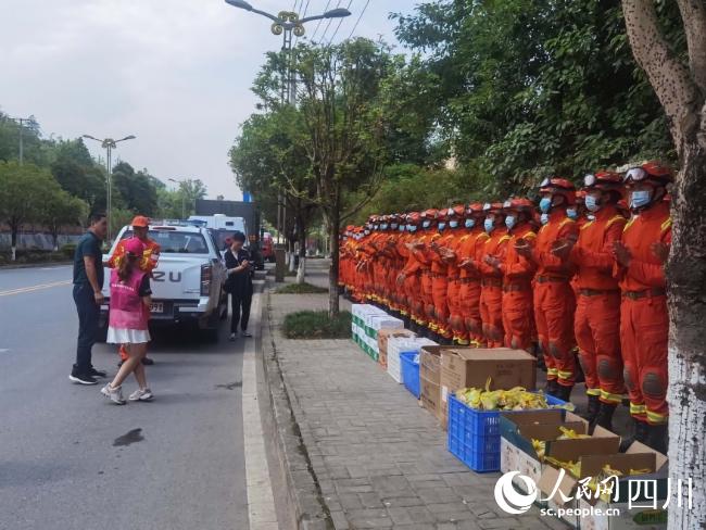 天全老百姓自發向搶險救災人員送“暖心粽”。楊陽攝