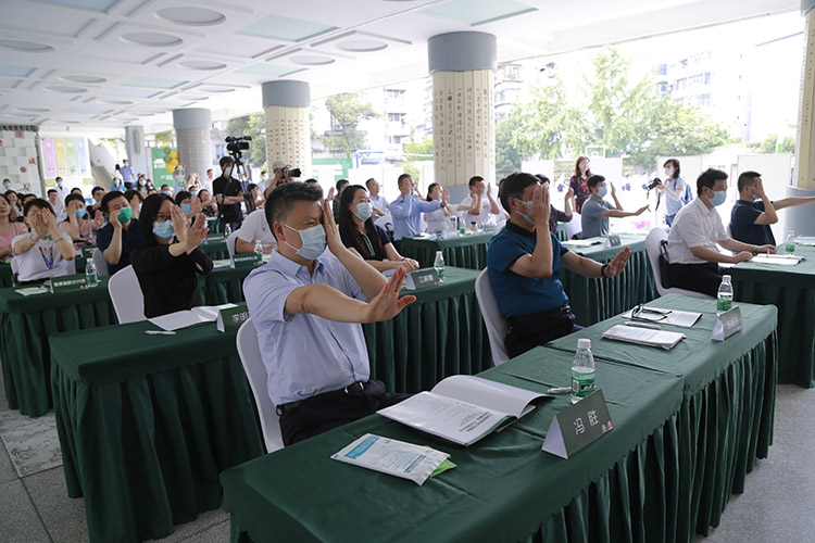 嘉賓測試視力。青羊區教育局供圖