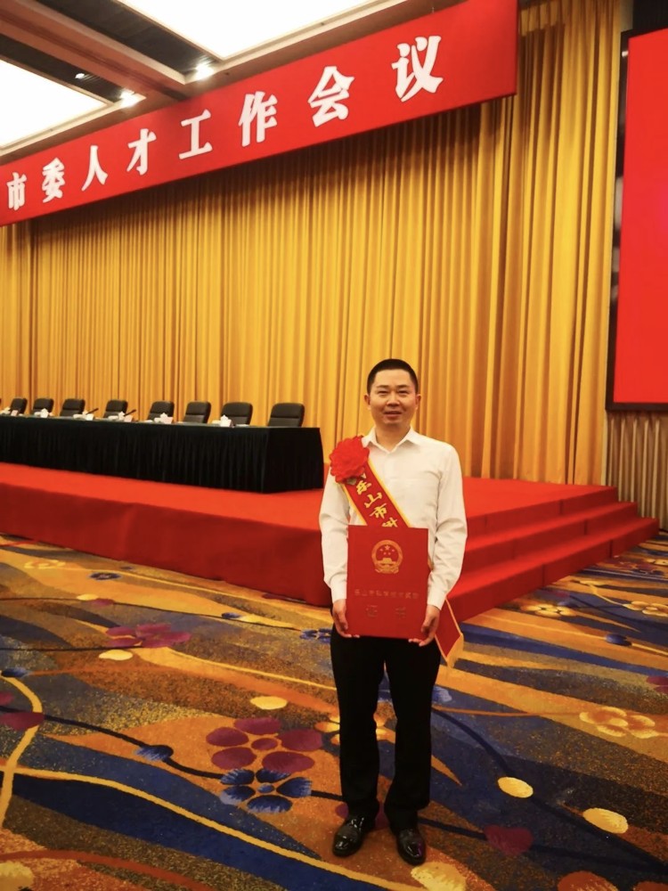 劉星獲養殖糞污利用項目獲市科技進步獎。樂山市生態環境局供圖