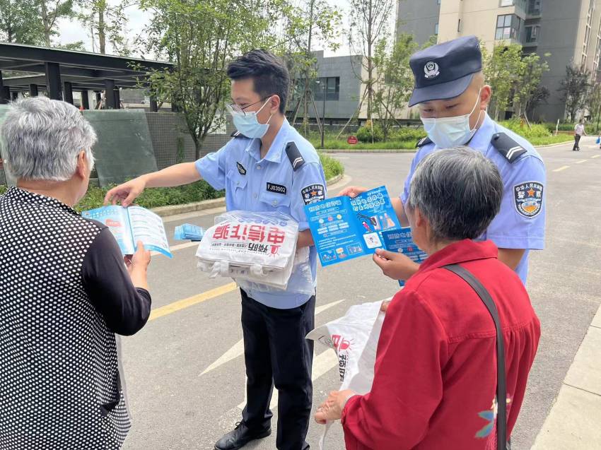 宣傳進社區。成都市公安局天府新區分局供圖