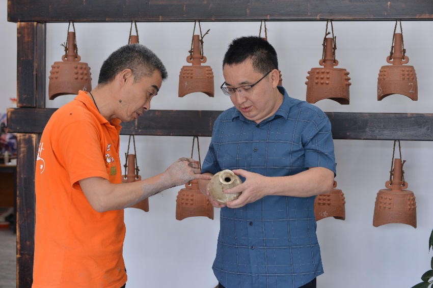 黃萬雄和哥哥黃斌正在研究。蔣兵供圖