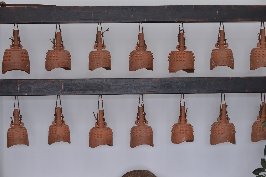 制作的土陶編鐘。蔣兵供圖