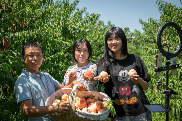 水蜜桃網上直播互動交流。李朝洪攝