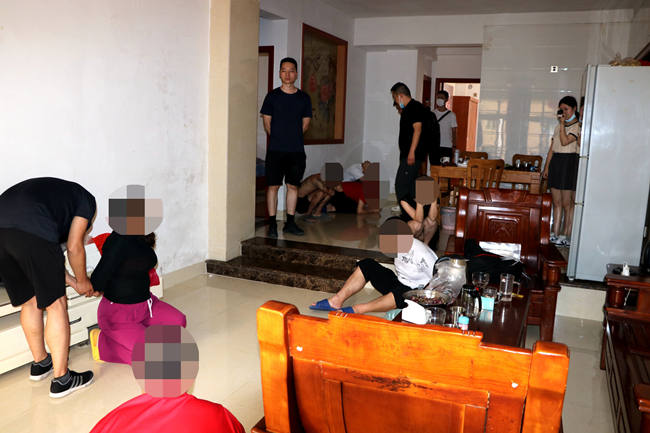 辦案民警抓捕犯罪嫌疑人。廣元市公安局供圖