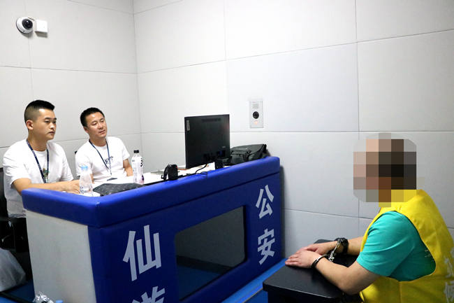 辦案民警審訊犯罪嫌疑人。廣元市公安局供圖