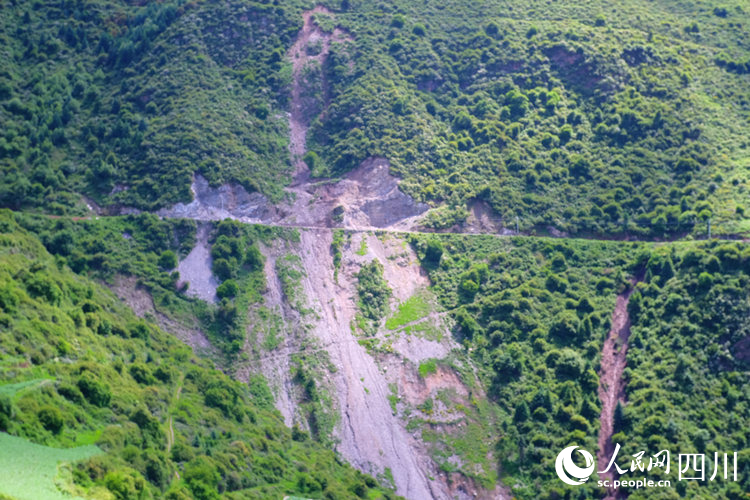 二茶村余震不斷，仍有山體滑坡等次生災害。陳瀟洋攝