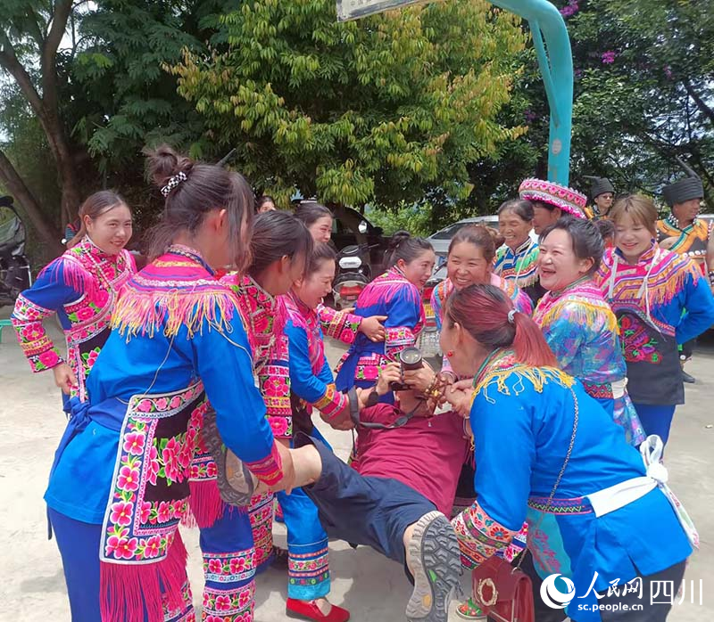 會理白沙民俗村民間習俗——篩糠。吳舒婷攝