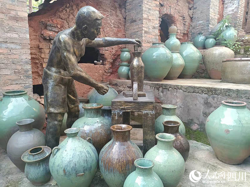 會理綠陶燒制過程。吳舒婷攝