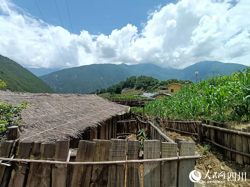 近處是過去老房，遠處是現在新居。吳舒婷攝