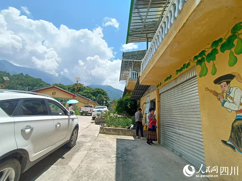 不少房屋外面都停了小汽車。吳舒婷攝