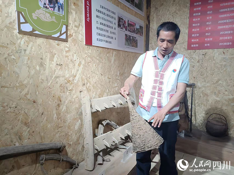 村史館的”文物“都是大家搬遷時準備丟棄的老家什、老物件。吳舒婷攝