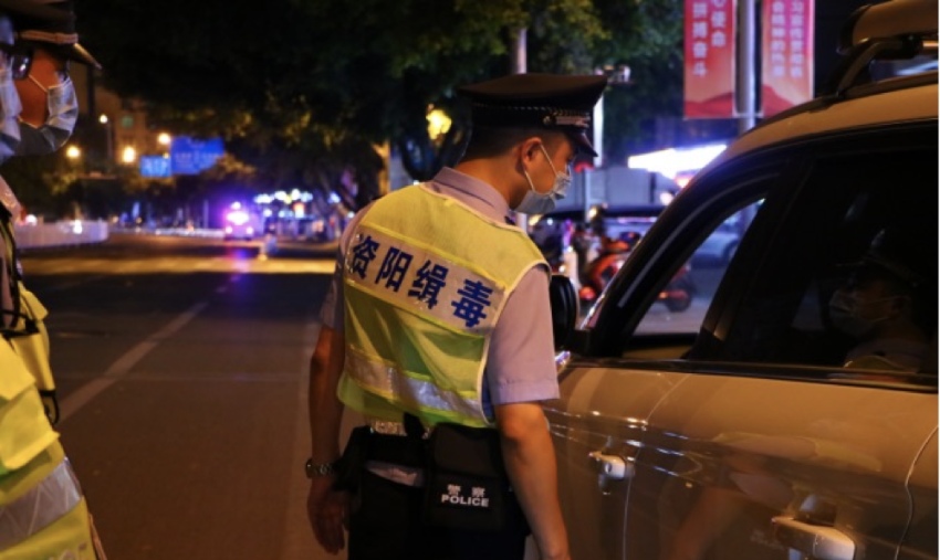 檢查毒駕酒駕行為同時，民警還向司乘人員宣傳相關禁毒知識。資陽市公安局禁毒支隊供圖